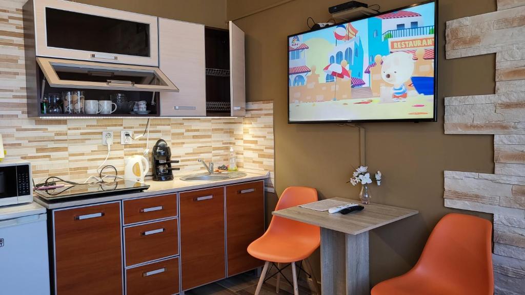 Kuchnia lub aneks kuchenny w obiekcie Liget Nyaralóház és Apartman Liget