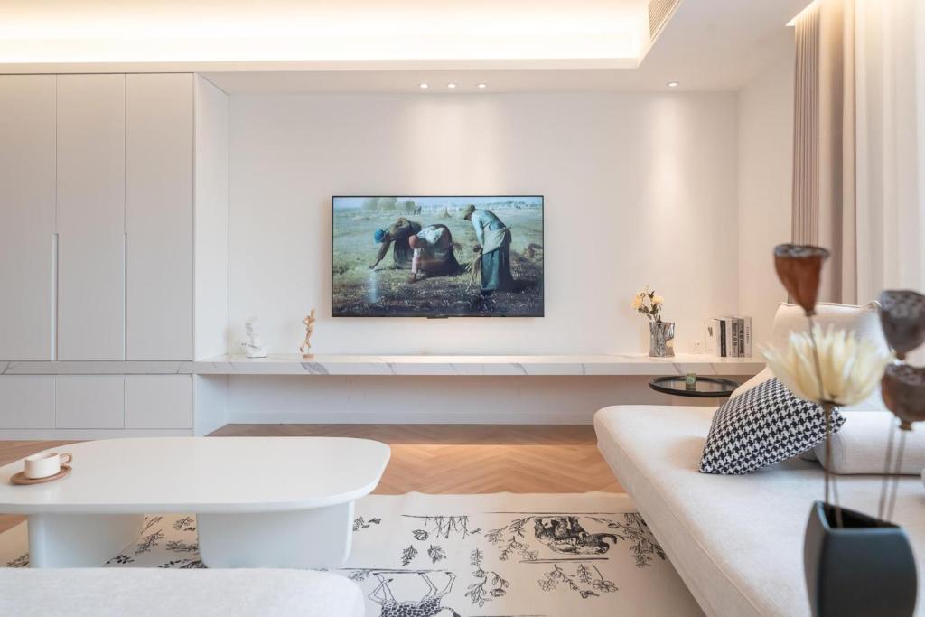 Pure home-Luxurious Grand Penthouse in Shanghai Core,Large area,close to Yu Garden The Bund People Square Commanding Panoramic Night of the Pearl Tower,Enjoying the stunning views of the Bund的电视和/或娱乐中心