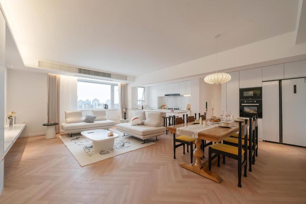 上海Pure home-Luxurious Grand Penthouse in Shanghai Core,Large area,close to Yu Garden The Bund People Square Commanding Panoramic Night of the Pearl Tower,Enjoying the stunning views of the Bund的配有桌椅的厨房和客厅