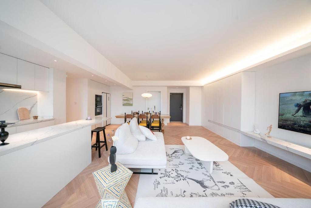 Pure home-Luxurious Grand Penthouse in Shanghai Core,Large area,close to Yu Garden The Bund People Square Commanding Panoramic Night of the Pearl Tower,Enjoying the stunning views of the Bund的电视和/或娱乐中心