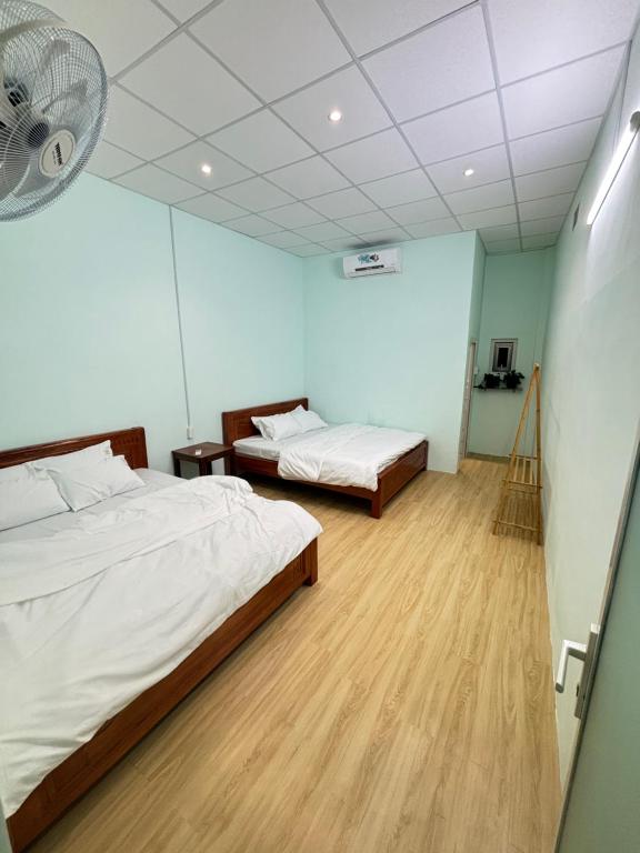 Ένα ή περισσότερα κρεβάτια σε δωμάτιο στο Phan Lê Homestay