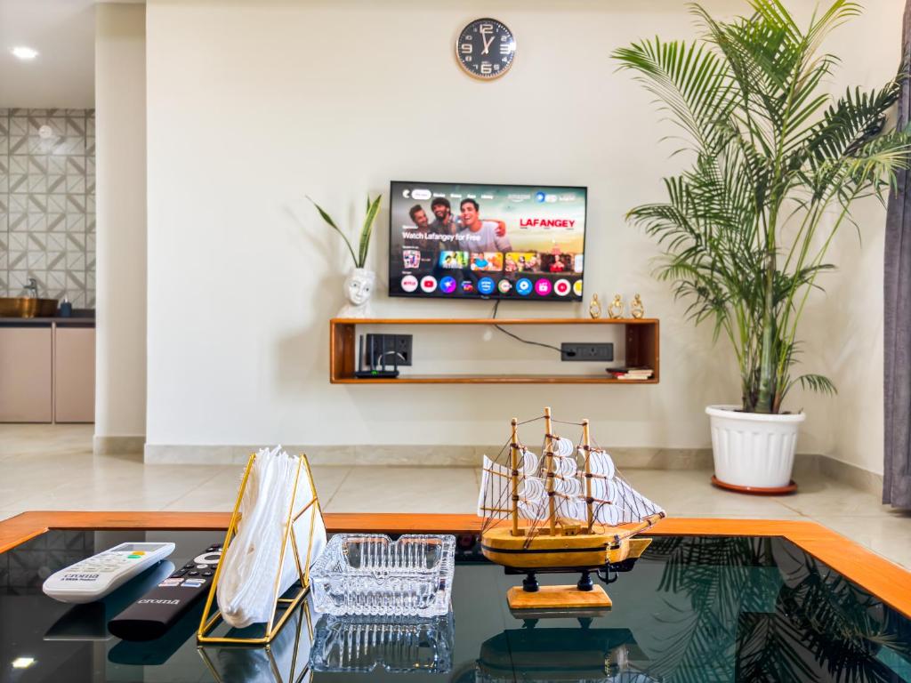 TV a/nebo společenská místnost v ubytování 2BHK apartment with River Views l 5 star Vibes