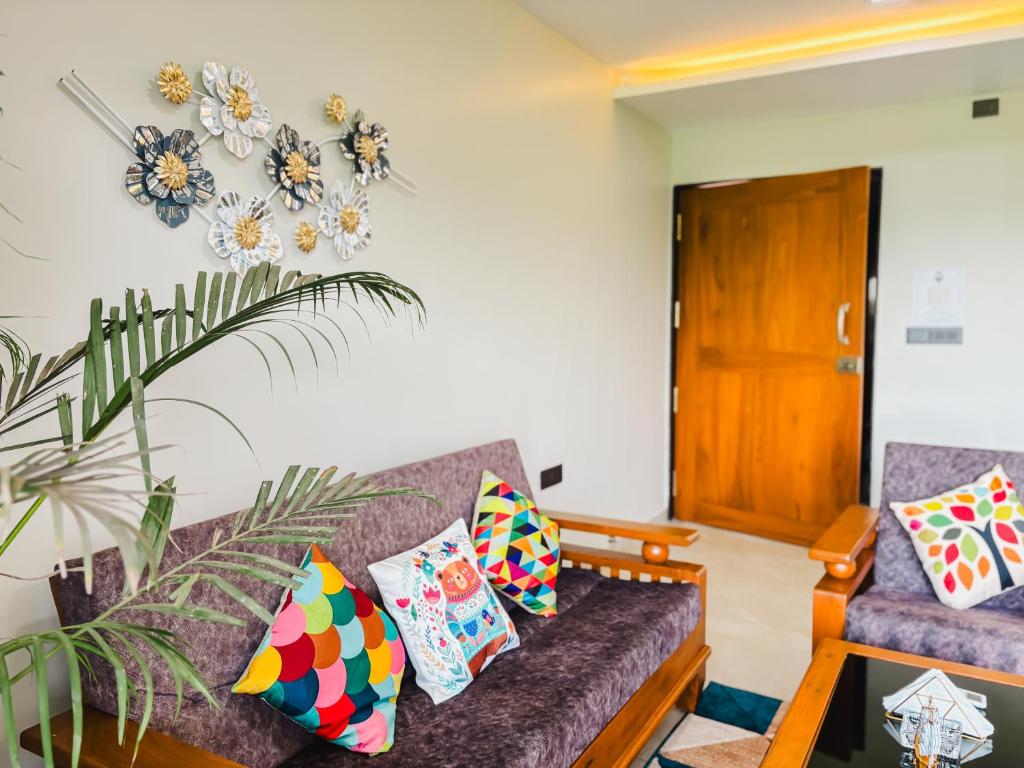 Posezení v ubytování 2BHK apartment with River Views l 5 star Vibes