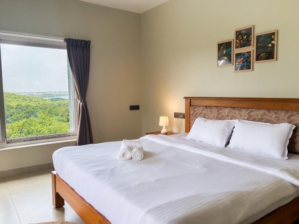 Postel nebo postele na pokoji v ubytování 2BHK apartment with River Views l 5 star Vibes