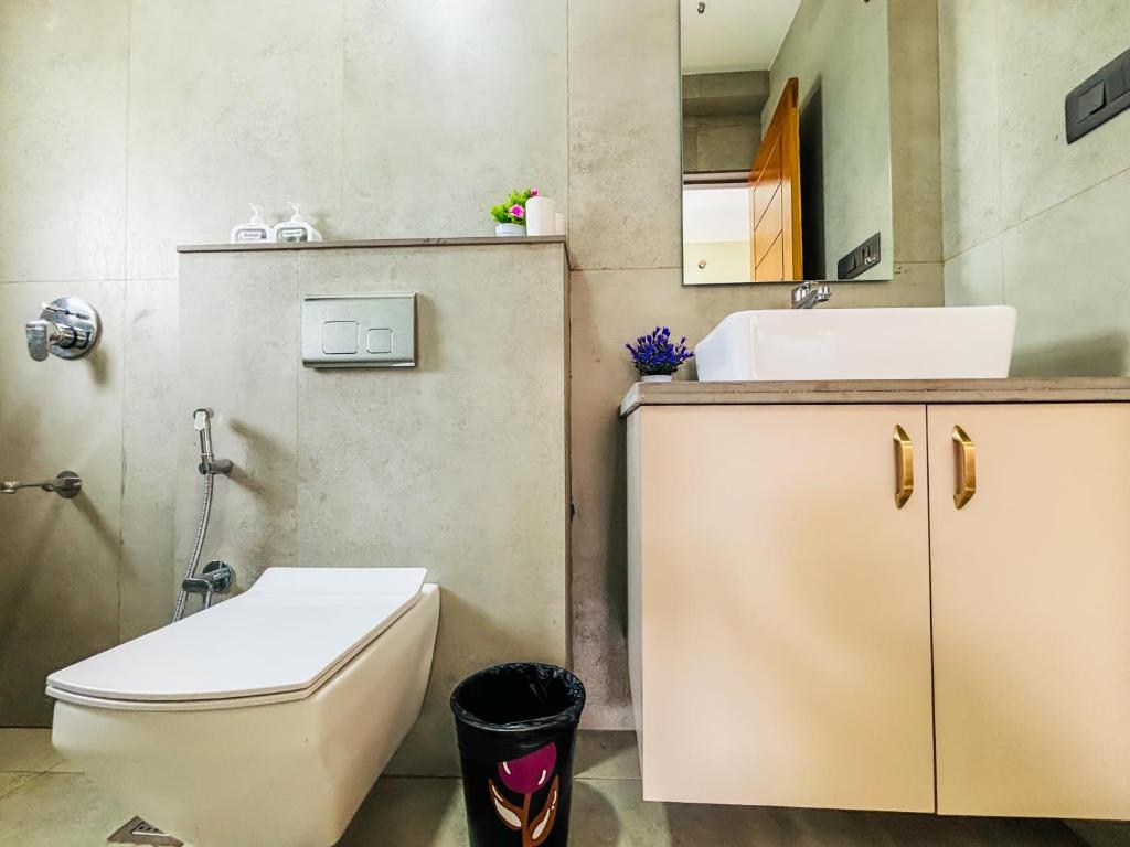 Koupelna v ubytování 2BHK apartment with River Views l 5 star Vibes