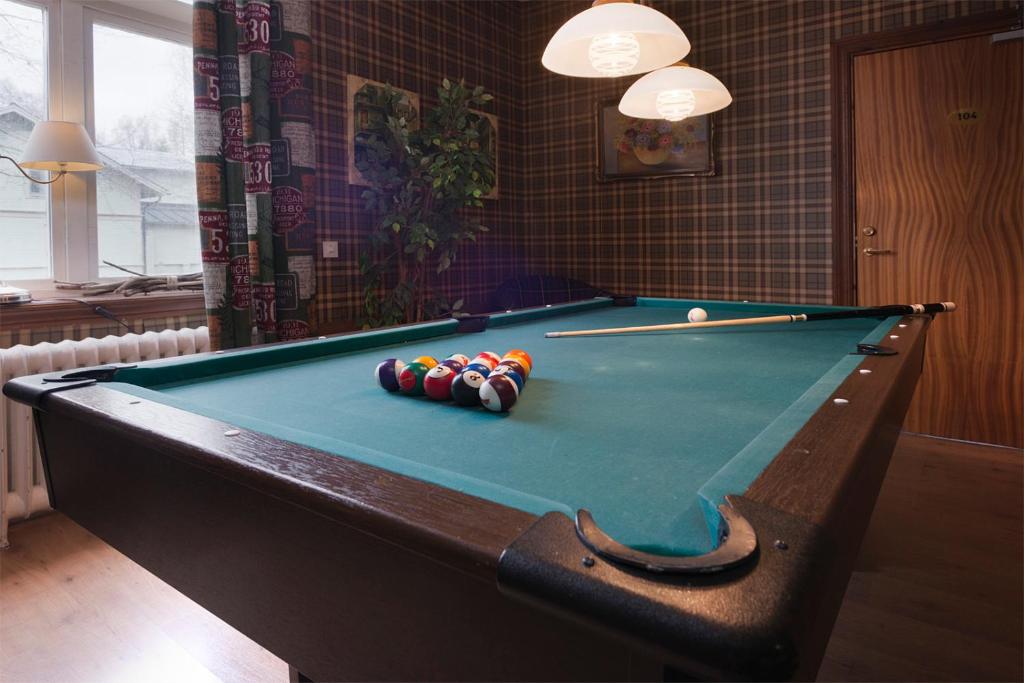 Biliár nebo kulečník v ubytování Hotell Aina