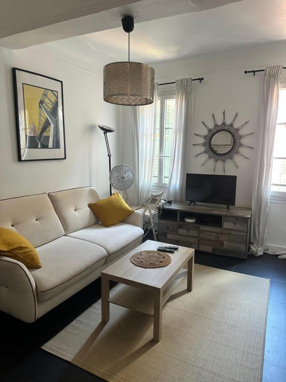 un salon avec un canapé et une table dans l'établissement Vieux Nice, à Nice