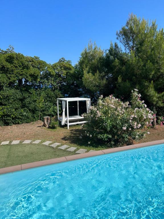 The swimming pool at or close to Villa Lina