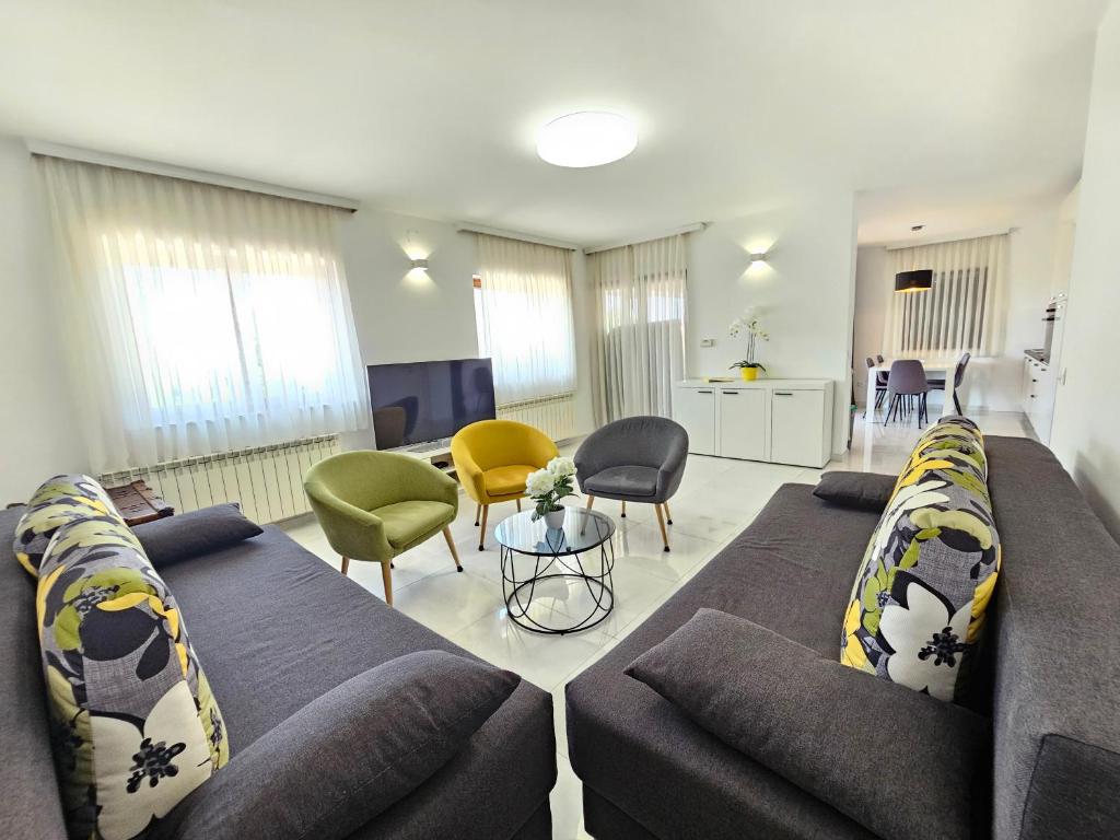 Posezení v ubytování DAMIR - apartment with Jacuzzi