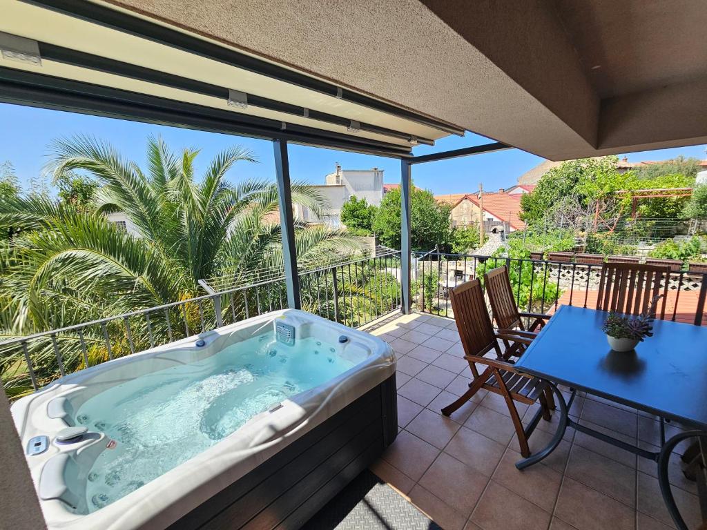 Bazén v ubytování DAMIR - apartment with Jacuzzi nebo v jeho okolí