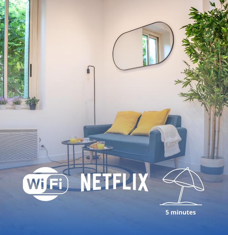 un salon avec un canapé bleu et un miroir dans l'établissement Duplex Saveria - Terrace - Netflix - Beach, à Nice