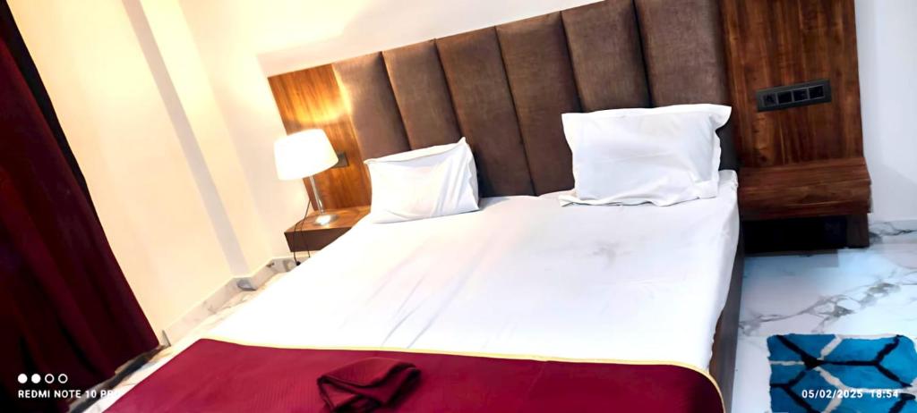 Postel nebo postele na pokoji v ubytování Abhiraj Guest House
