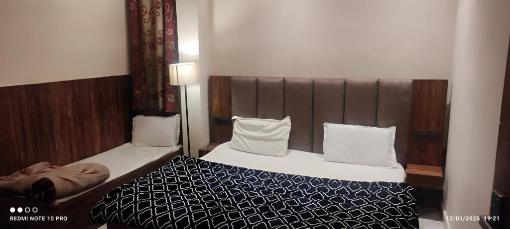 Postel nebo postele na pokoji v ubytování Abhiraj Guest House