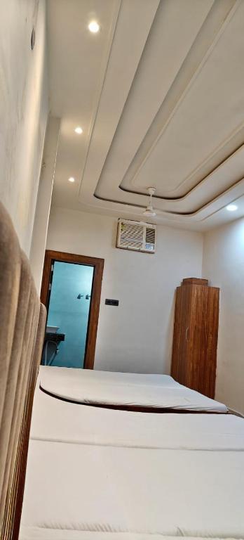 Postel nebo postele na pokoji v ubytování Abhiraj Guest House