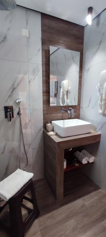 a bathroom with a sink and a mirror at Amalia in Paleo Tsifliki
