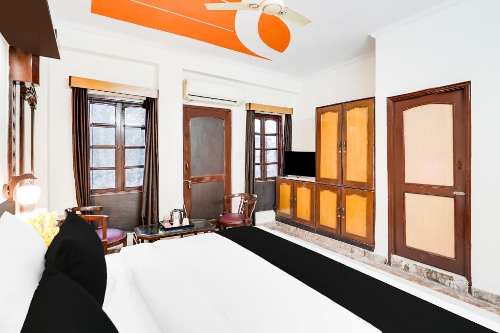 Postel nebo postele na pokoji v ubytování HOTEL O 4 SQUARE A LUXURY ROOMS NEAR RDC MAIN MARKET