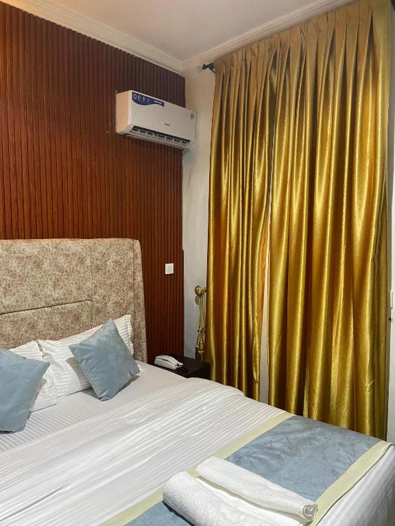Postel nebo postele na pokoji v ubytování ComeInn CAS Hotel