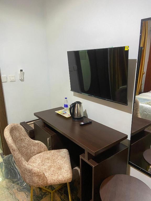 TV a/nebo společenská místnost v ubytování ComeInn CAS Hotel