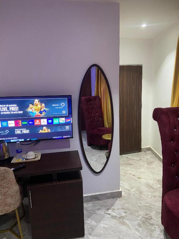 TV a/nebo společenská místnost v ubytování ComeInn CAS Hotel