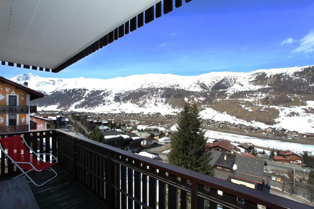 balcone con vista su una montagna innevata di Vista Livigno - Happy Rentals a Livigno