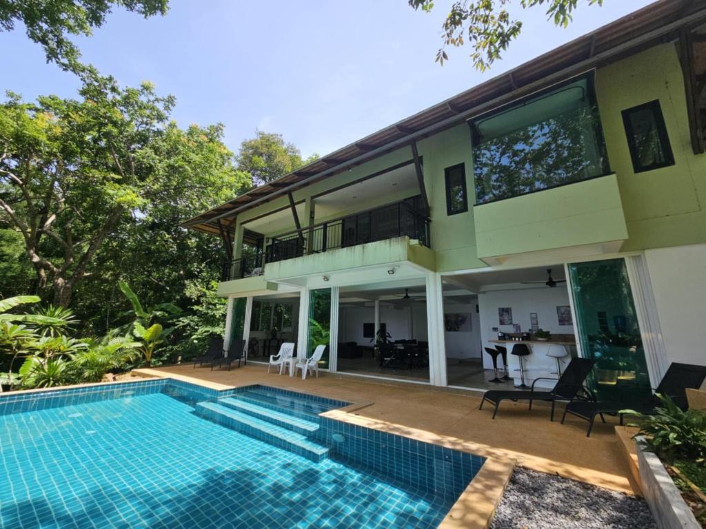 Beachfront villa in Rawai photo