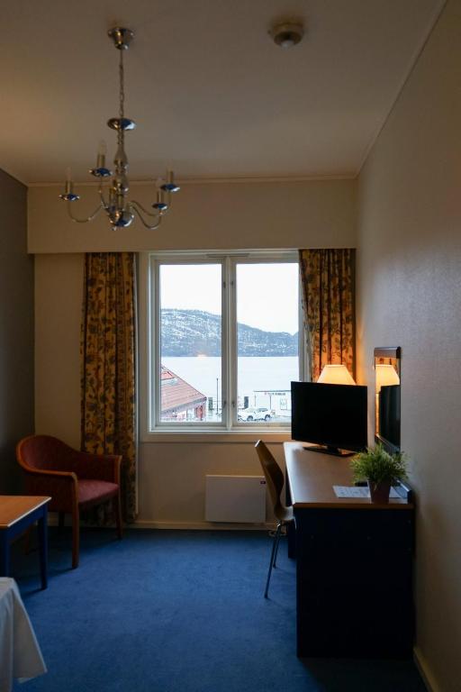 TV a/nebo společenská místnost v ubytování Suldal Hotell