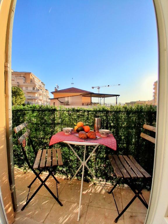 - une table avec des fruits sur le balcon dans l'établissement Brand new 1 bedroom flat, 5 mins walk to Monaco centre, à Beausoleil