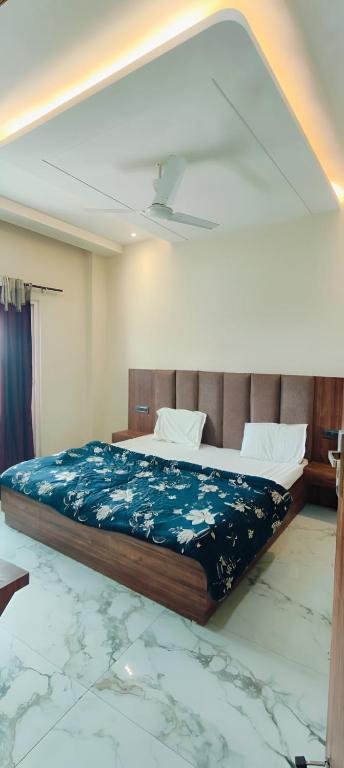 Postel nebo postele na pokoji v ubytování Abhiraj Guest House