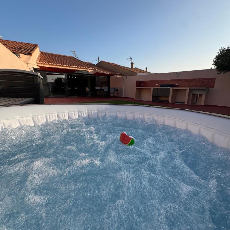a pool with a toy in the water at Maison au bord de la plage - Bottaï in Port-de-Bouc