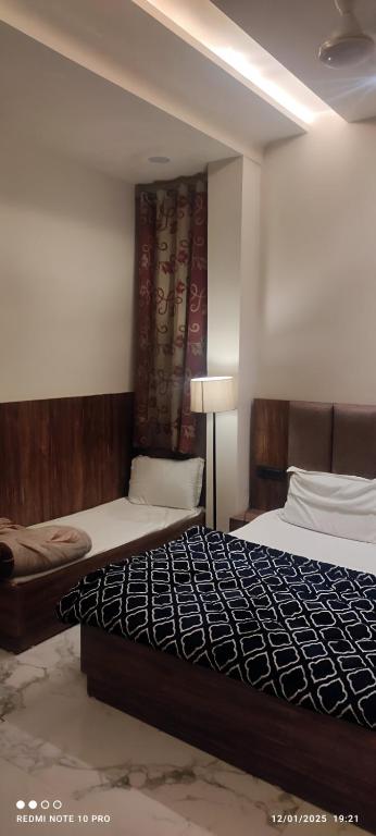 Postel nebo postele na pokoji v ubytování Abhiraj Guest House