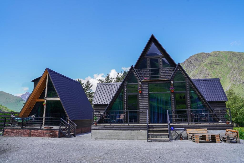 O vedere generală la munți sau o vedere la munte luată de la acest chalet