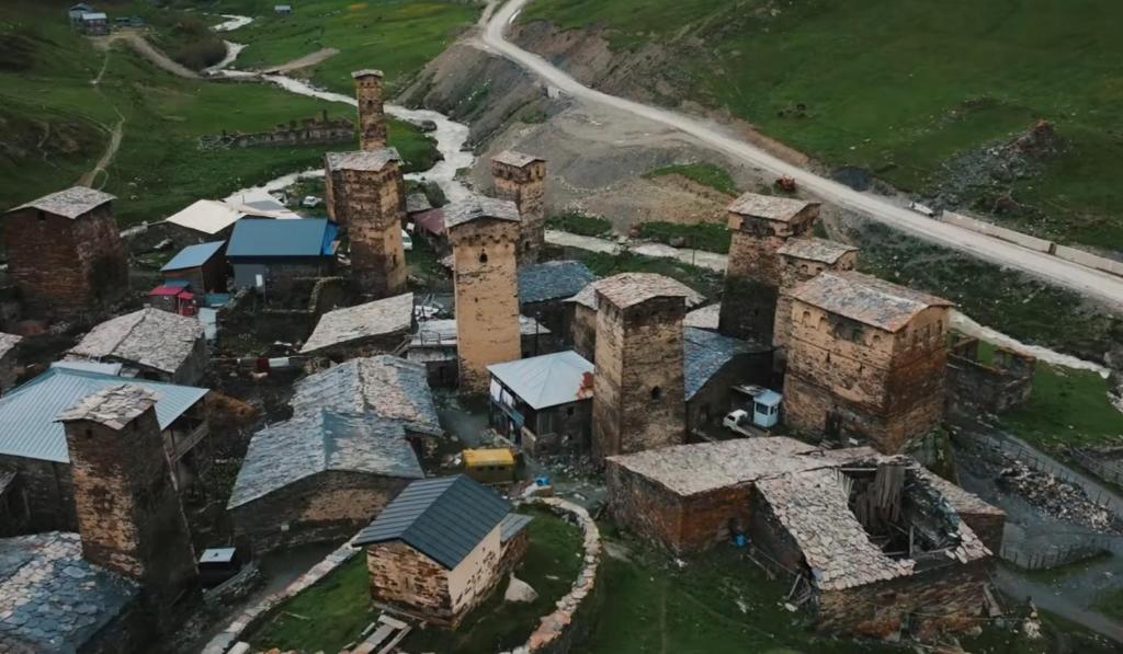 Letecký snímek ubytování Vila Latphari in Ushguli