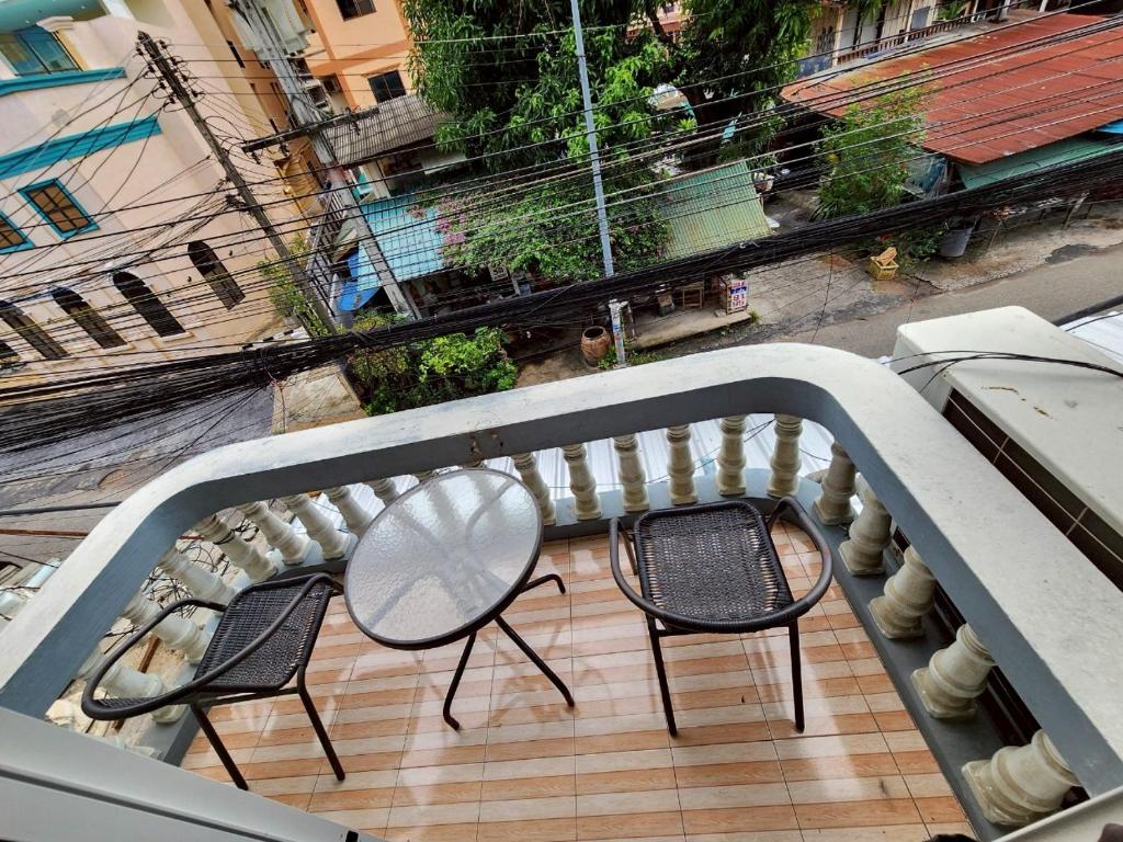 Balkoni atau teres di Peter's House B01 全新裝修特色公寓