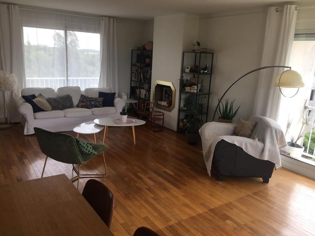 un salon avec deux canapés et une table dans l'établissement Port à pieds appartement lumineux et spacieux avec parking, à Vannes