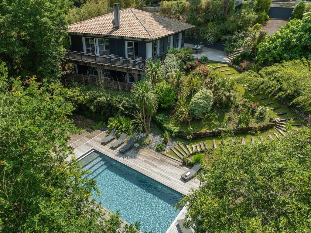 une vue aérienne d'une maison avec piscine dans l'établissement Villa les Chênes l Piscine chauffée l Climatisation l Plage l Dune du Pyla, à La Teste-de-Buch