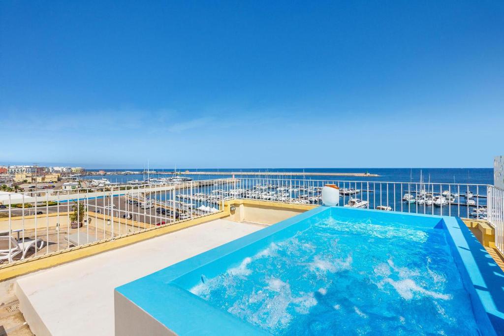 Bazén v ubytování Xilhotel by Perle di Puglia nebo v jeho okolí