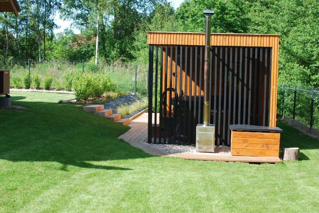 Vonkajšia záhrada v ubytovaní Forest House Sasino-SPA Sauna Balia