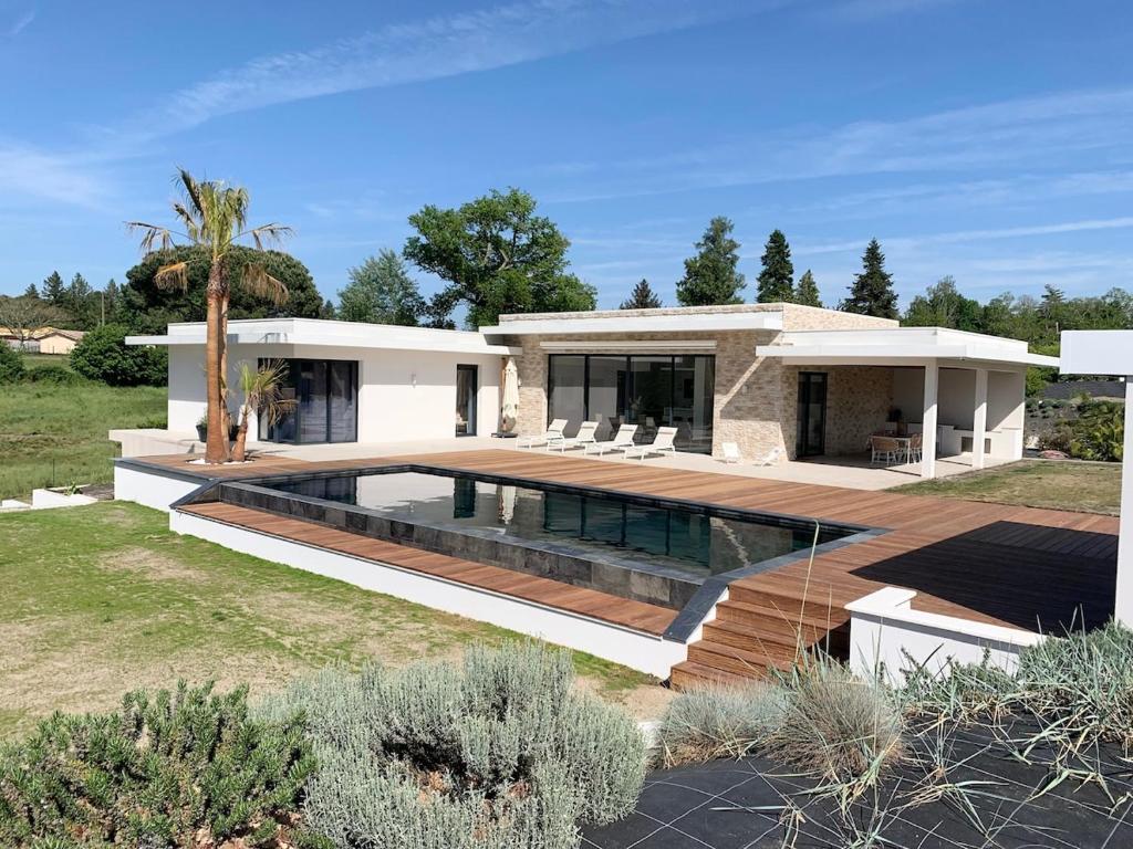 una casa con piscina nel cortile posteriore di Luxurious Architect-Designed Villa with Pool a Belin-Beliet