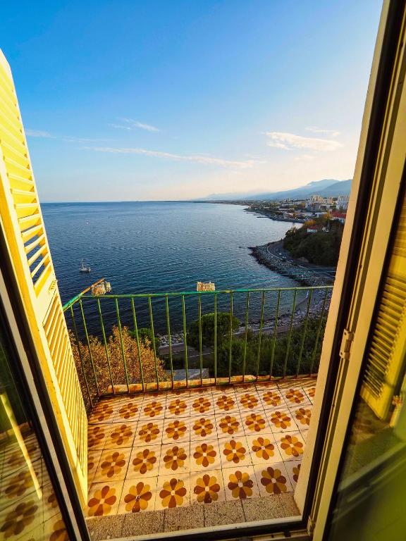 une vue sur l'océan depuis un balcon dans l'établissement nid d'aigle, à Bastia