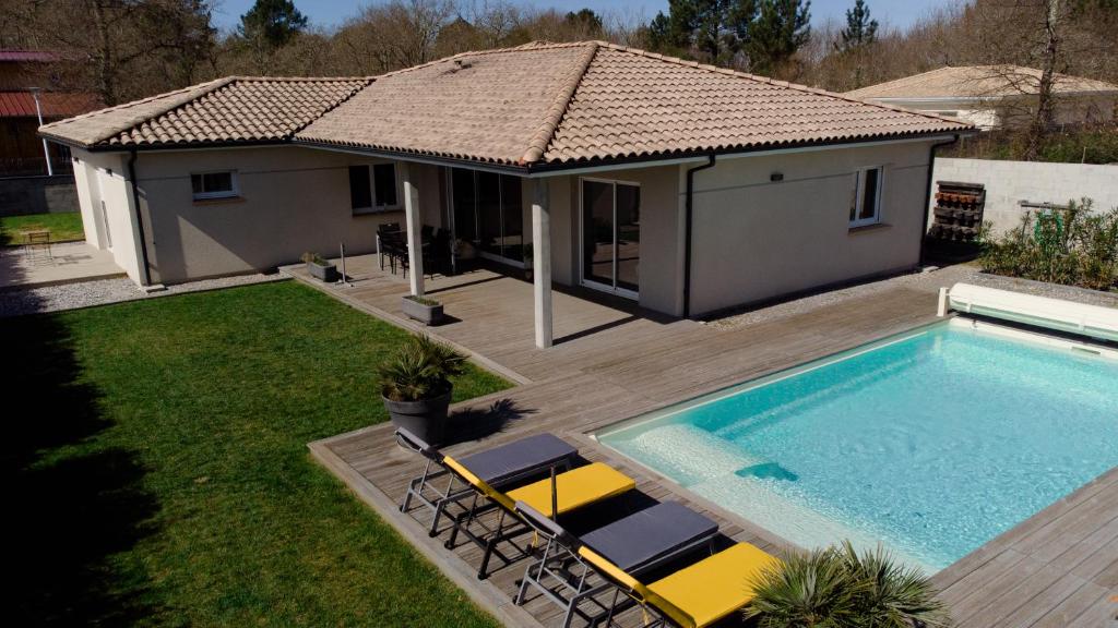 Photo de la galerie de l'établissement Villa climatisée - Piscine, à La Celle-sous-Gouzon