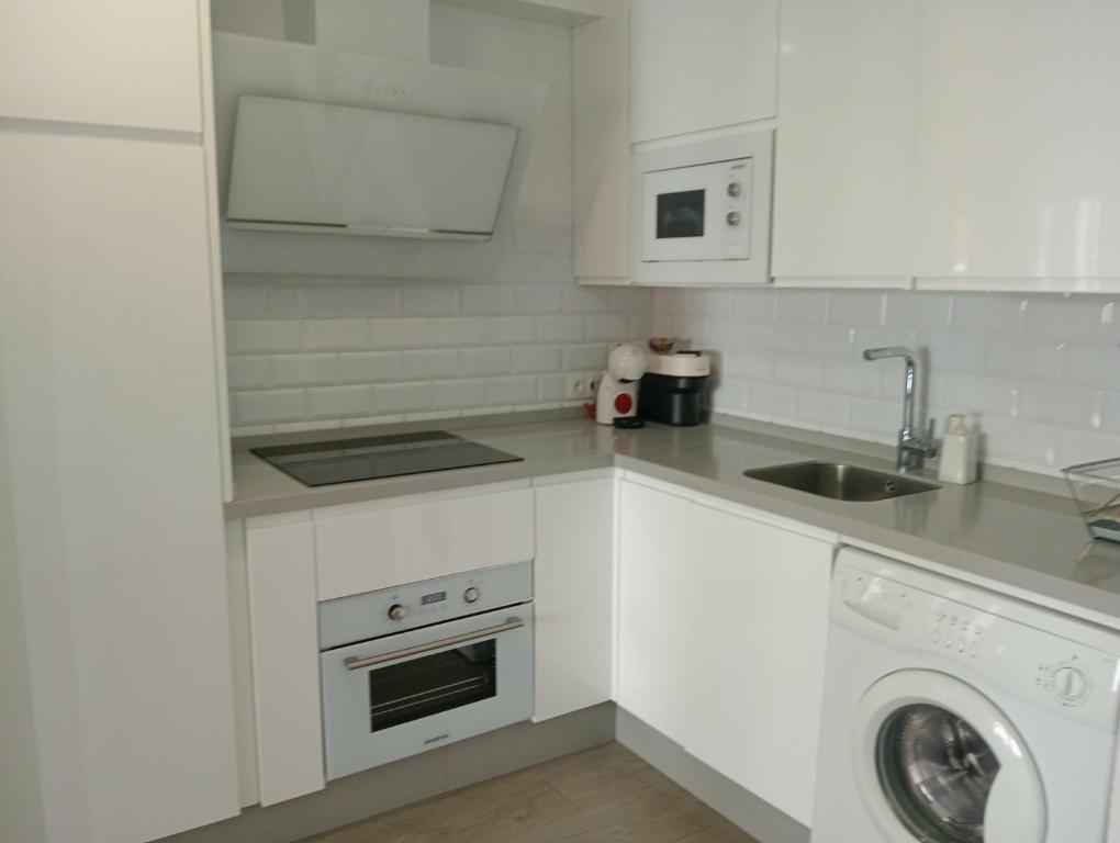 Kuchyň nebo kuchyňský kout v ubytování Apartamentos Vacacionales Atlanterra