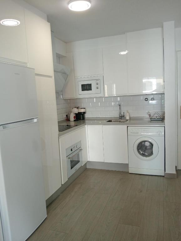 Kuchyň nebo kuchyňský kout v ubytování Apartamentos Vacacionales Atlanterra