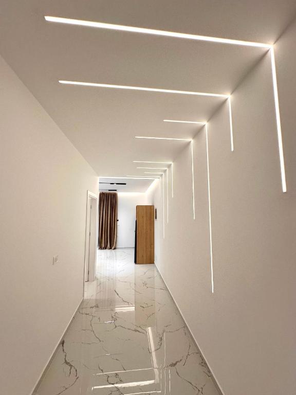 Un pat sau paturi într-o cameră la Apartments Oda Hotel