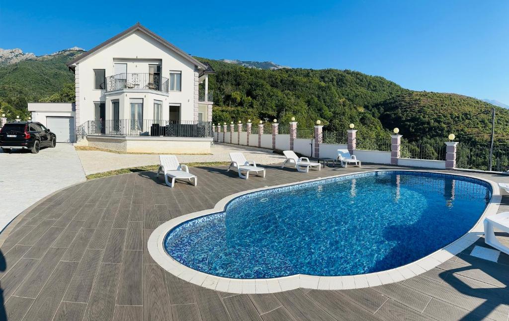 Bazén v ubytování Rezidenca Dozhlani with Private Pool & Yard nebo v jeho okolí
