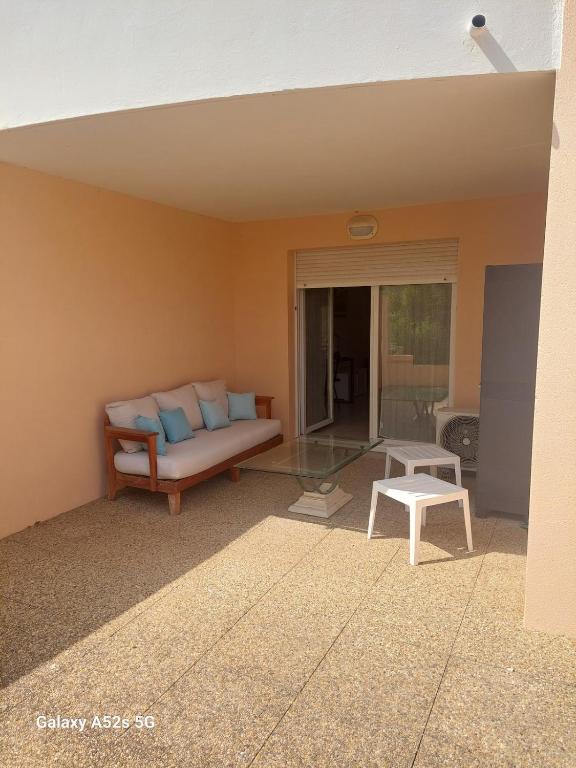 un salon avec un canapé et une table en verre dans l'établissement Charmant T2 au calme proche de la mer, à La Seyne-sur-Mer