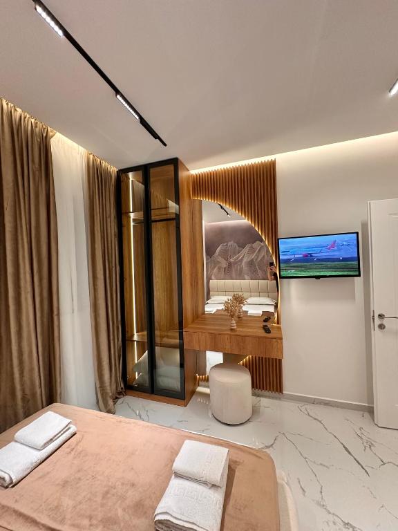 Un pat sau paturi într-o cameră la Apartments Oda Hotel