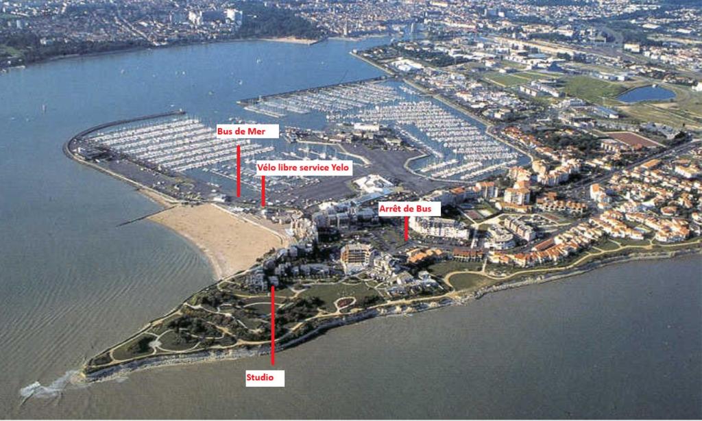 Una vista aérea de un resort en el agua. en Chambre d'Hôtes Sablina, Parc et Plage des Minimes La Rochelle, en La Rochelle