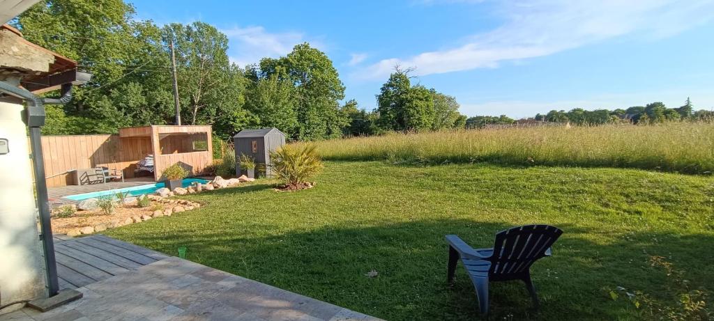 une cour avec une chaise et une piscine dans l'établissement Campagne étoilée, à Bellacaud