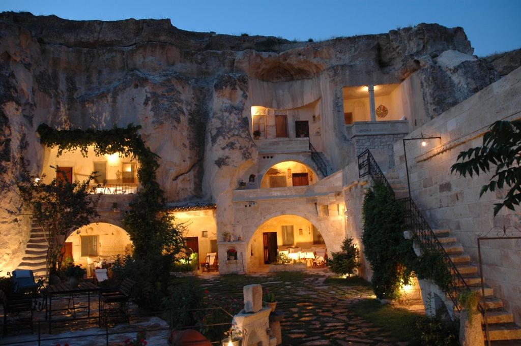 - une vue sur un bâtiment avec un mur de roche dans l'établissement Elkep Evi Cave Hotel, à Ürgüp