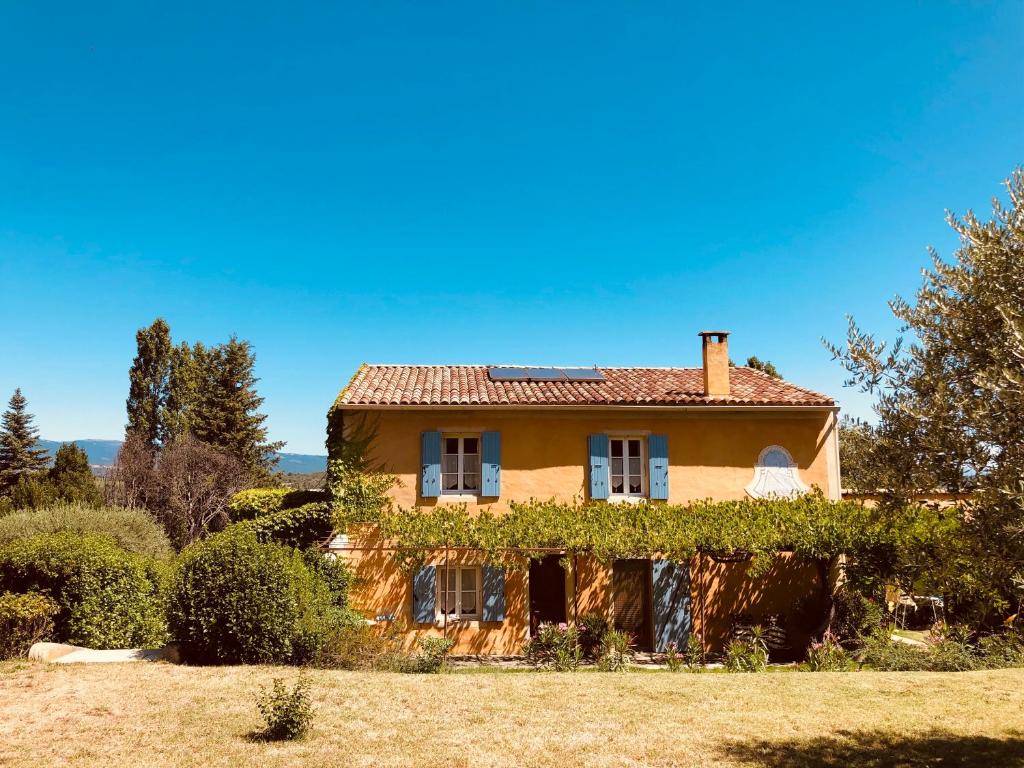 Une vieille maison avec des vignes sur son côté dans l'établissement La Fanette de Lure, à Pierrerue